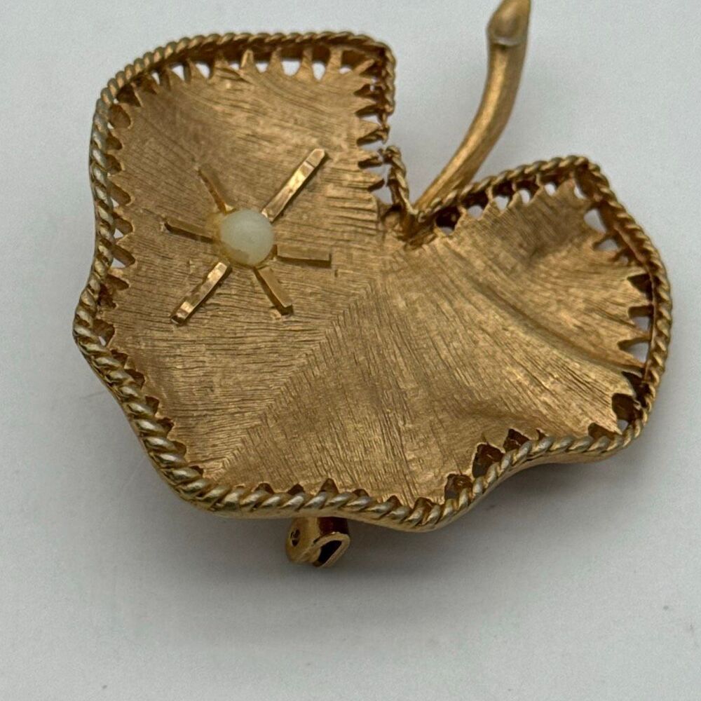 Vintage 1950s Gold Tone Leaf Brooch Textured Openwork Edge‎ Faux Pearl Pin
